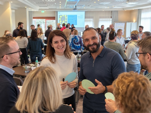 Maja und Tunç Gültekin während eines interaktiven Inhouse Trainings mit Teilnehmenden